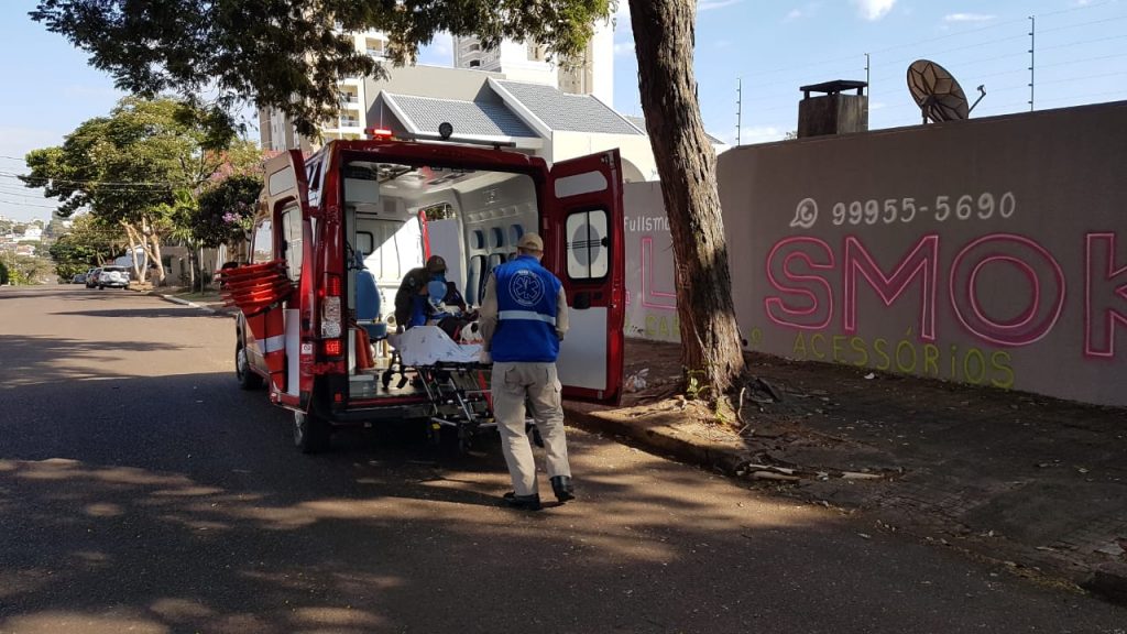 Carro e moto batem em cruzamento no Centro e jovem de 18 anos fica ferido Carro e moto batem em cruzamento no Centro e jovem de 18 anos fica ferido