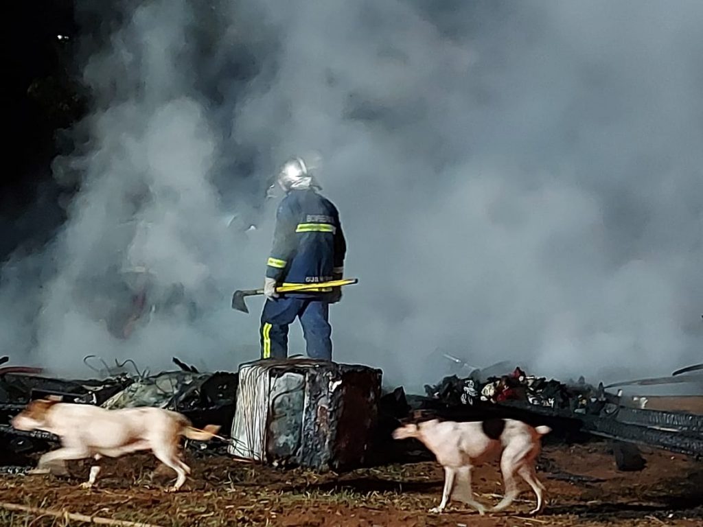 Incêndio atinge três casas no Bairro Terra Nossa, em Francisco Beltrão Incêndio atinge três casas no Bairro Terra Nossa, em Francisco Beltrão