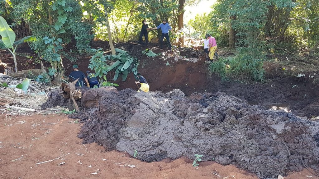 ONG Amigos dos Rios realiza trabalho para recuperar nascente no Bairro Guarujá ONG Amigos dos Rios realiza trabalho para recuperar nascente no Bairro Guarujá
