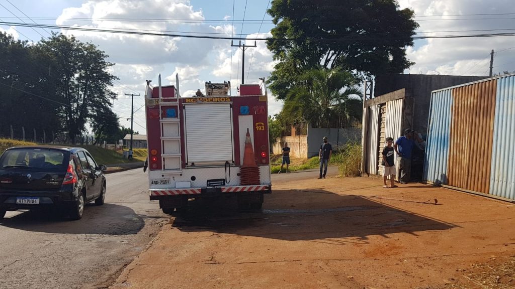 Corpo de Bombeiros combate princípio de incêndio em ferro-velho na Avenida Piquiri Corpo de Bombeiros combate princípio de incêndio em ferro-velho na Avenida Piquiri