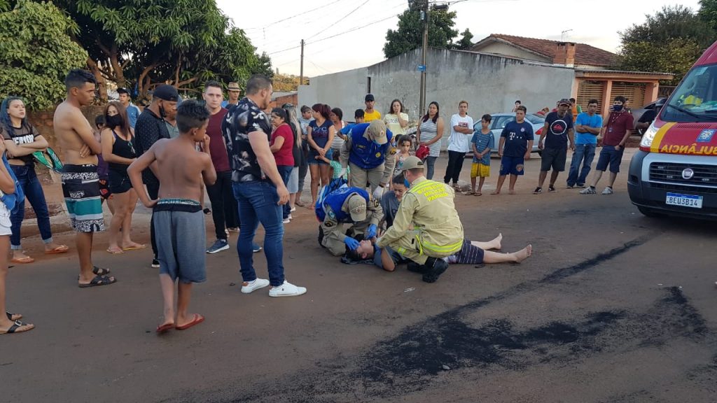 Duas pessoas ficam feridas em acidente entre carro e moto no Bairro Tarumã Duas pessoas ficam feridas em acidente entre carro e moto no Bairro Tarumã