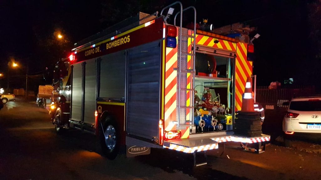 Fogo em entulhos sai do controle e Bombeiros são acionados Fogo em entulhos sai do controle e Bombeiros são acionados