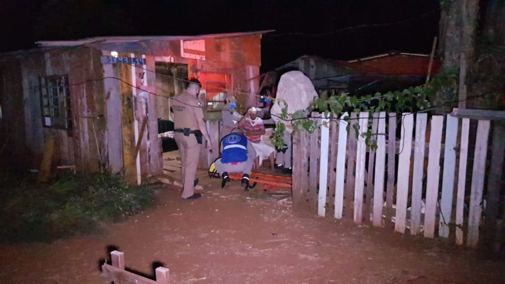 Briga entre irmãos termina com um ferido e socorrido pelo Siate no Cascavel Velho Briga entre irmãos termina com um ferido e socorrido pelo Siate no Cascavel Velho
