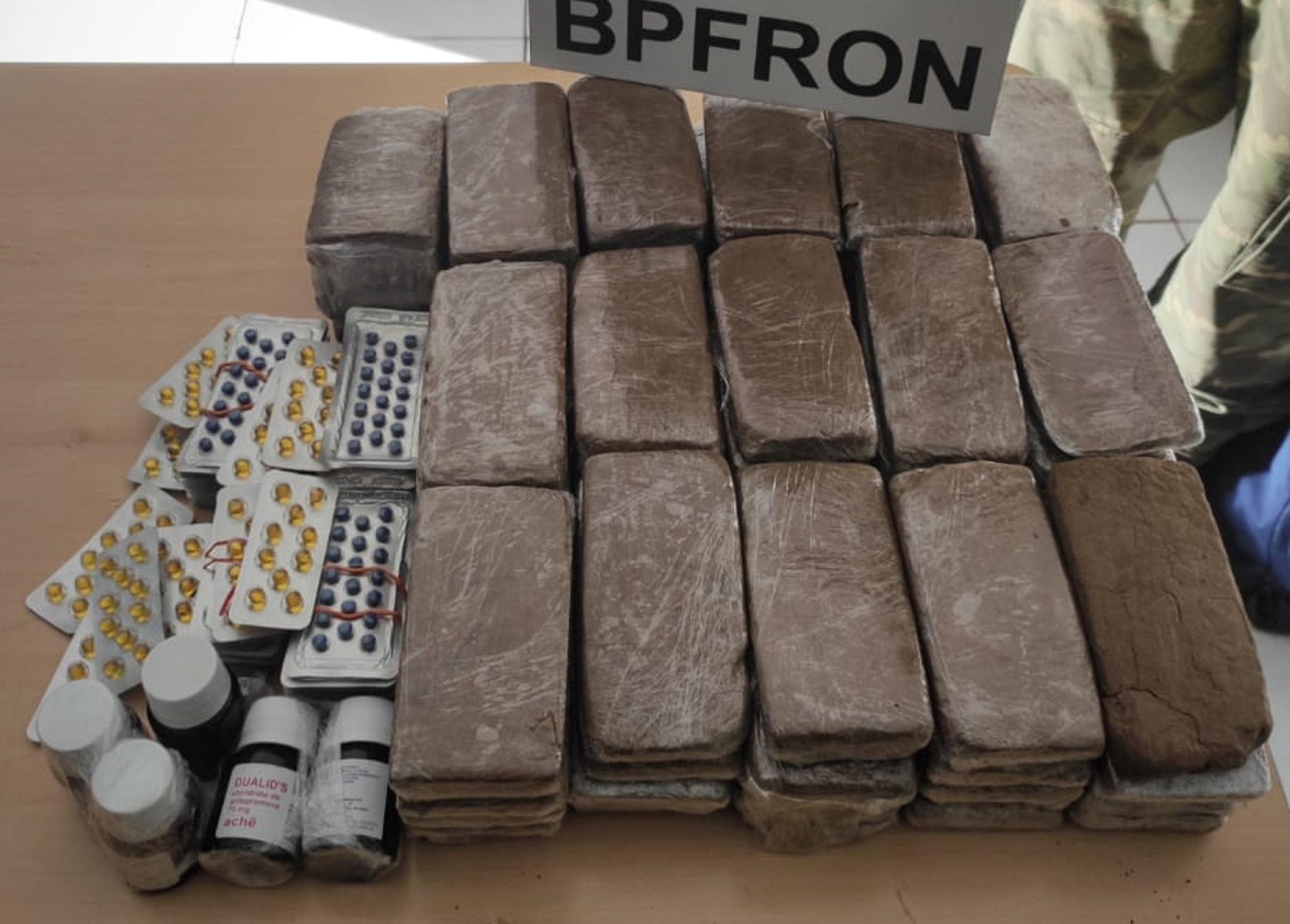BPFRON apreende drogas em ônibus durante Operação Hórus na cidade de Matelândia Imagem referente a BPFRON apreende drogas em ônibus durante Operação Hórus na cidade de Matelândia