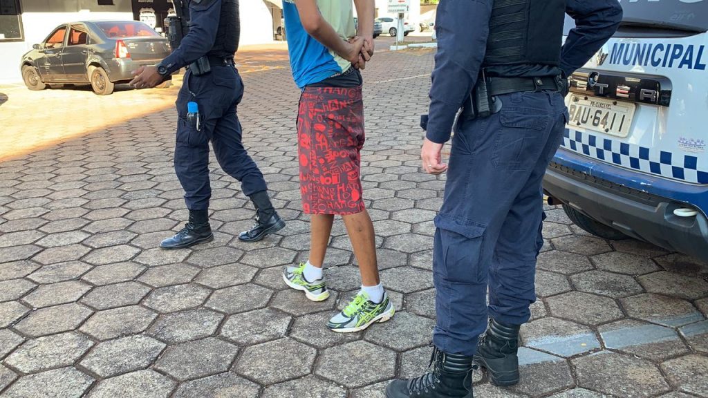 Jovem acusado de tentativa de furto em supermercado na Av. Carlos Gomes é detido e levado à 15ª SDP