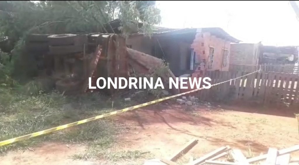 Motorista perde o controle de caminhão e invade residência em Londrina