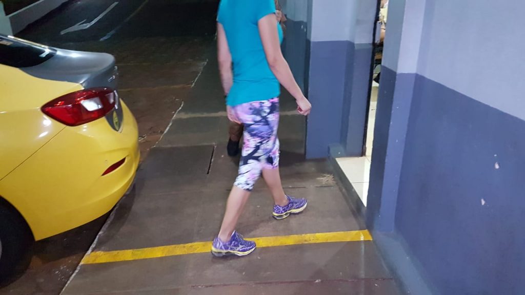 Mulher acusada de agredir o marido com tesoura é levada à delegacia