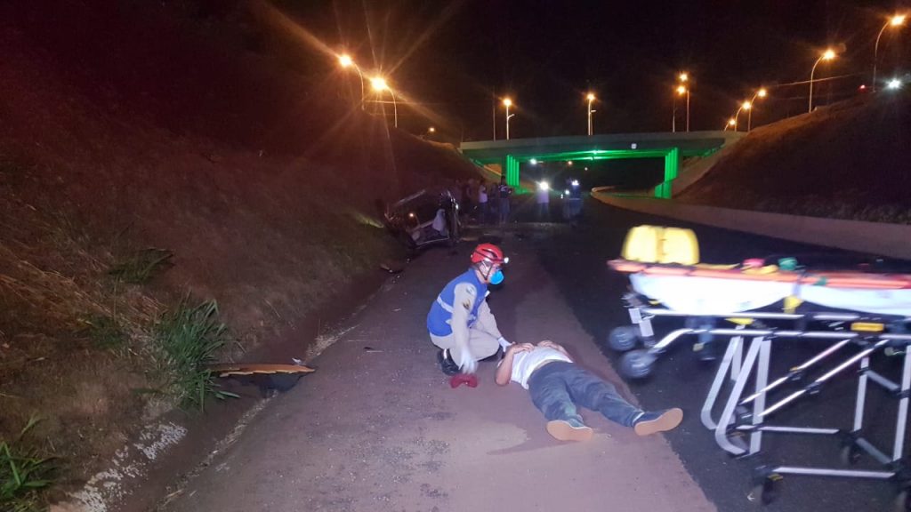 Jovem de 22 anos fica ferido em capotamento perto do viaduto na Av. Rocha Pombo
