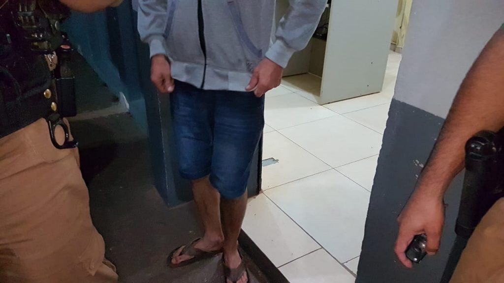 Polícia Militar prende homem por descumprir medida protetiva contra a ex-companheira, no Santa Felicidade