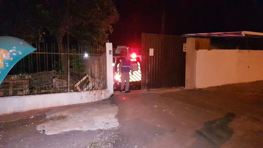Homem tenta invadir Cadeião e acaba atingido no rosto por disparo de arma não-letal; Siate foi acionado para prestar apoio