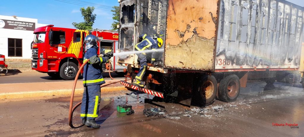 Caminhão carregado com reciclados pega fogo na Av. Morenitas, em Foz do Iguaçu
