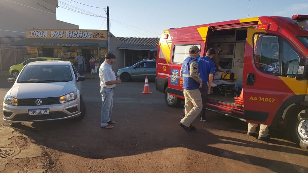 Carro e moto se envolvem em acidente na Rua Europa, no Bairro Periolo