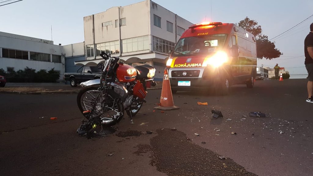 Motocicleta tem a frente destruída ao bater contra carro na Rua Paraná, no São Cristóvão