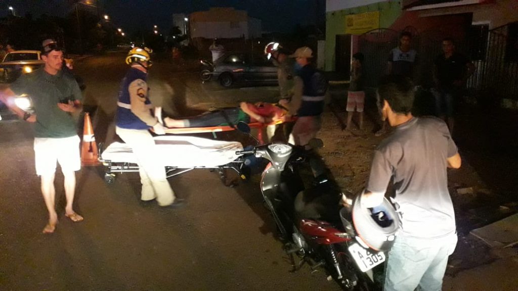 Cachorro tenta atravessar a rua e derruba motociclista no Jardim Veneza