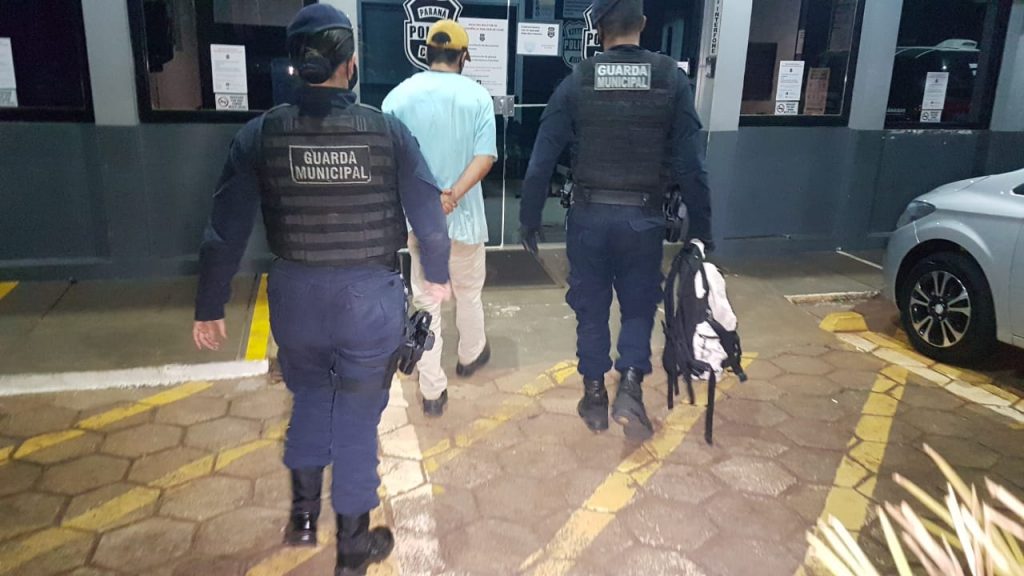 Homem é flagrado tentando furtar carnes em supermercado no Bairro Floresta