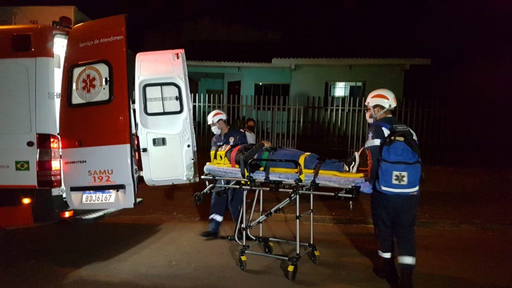 Mulher de 29 anos fica ferida ao bater moto contra carro em cruzamento no Bairro Tarumã