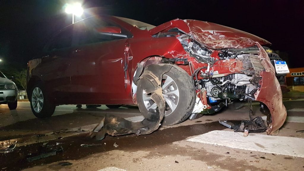 Onix e Fox se envolvem em colisão traseira na Av. Barão do Rio Branco, no Bairro São Cristóvão