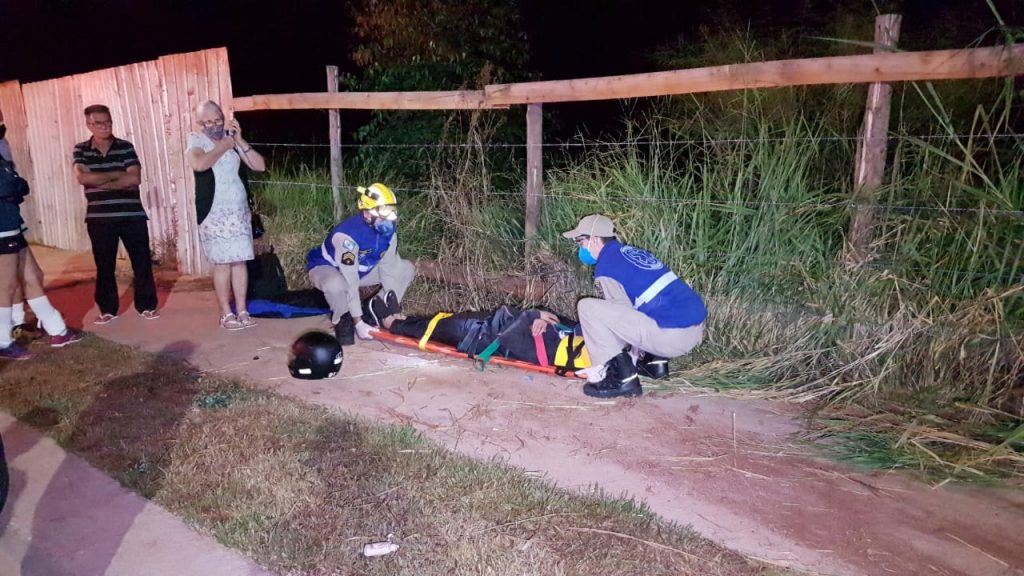 Mulher fica ferida ao cair de motocicleta no Bairro Canadá