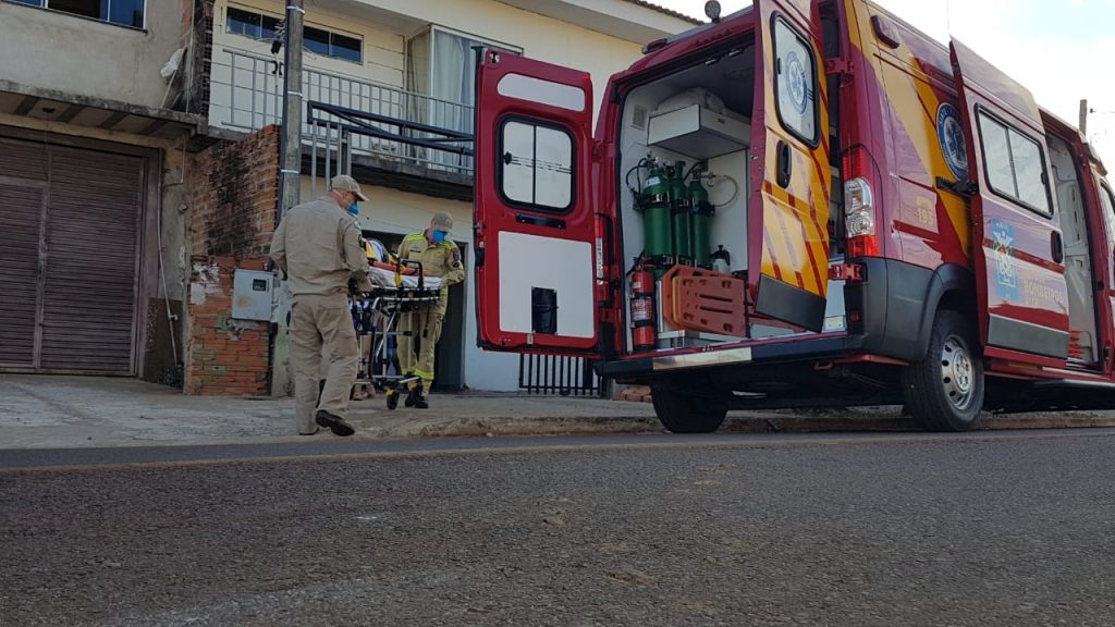 Criança de 9 anos fica ferida ao cair de escada no Bairro Parque dos Ipês; Siate foi mobilizado
