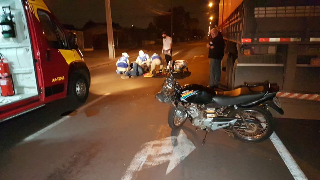 Motociclista colide com caminhão e sofre múltiplas contusões, no Bairro Tropical