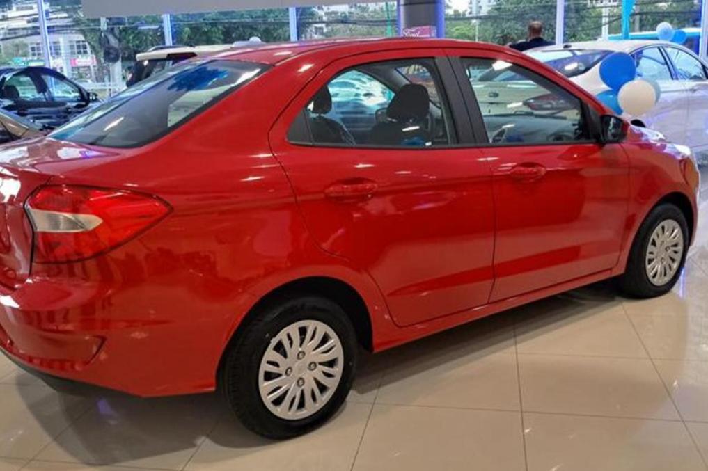 Assaltantes invadem residência, fazem três pessoas de refém e roubam Ford Ka, no Bairro Universitário