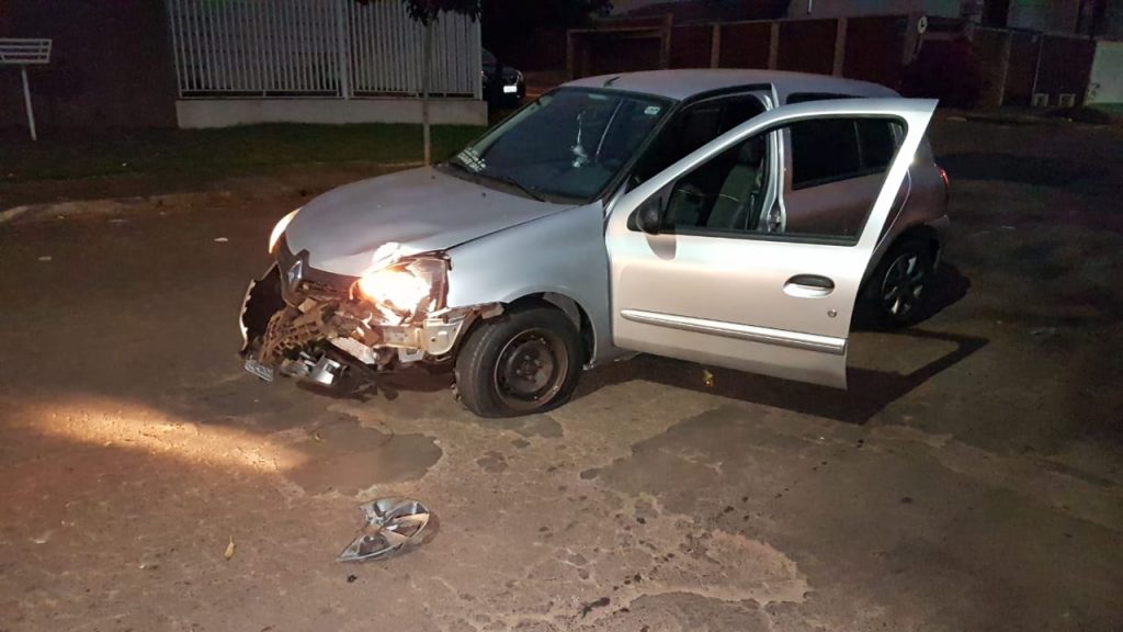 “GPS erra” e mulher entra em contramão na Rua Souza Naves; Sandero colide com Clio