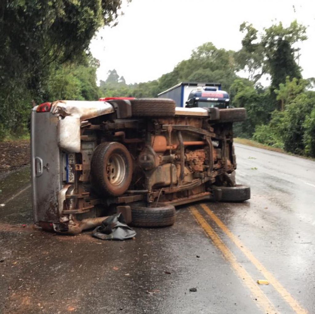 Caminhonete L200 tomba na rodovia entre Coronel Vivida e Pato Branco