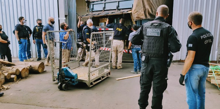 Em apoio à Polícia Civil, PRF incinera mais de 2 toneladas de drogas no Paraná Imagem referente a Em apoio à Polícia Civil, PRF incinera mais de 2 toneladas de drogas no Paraná