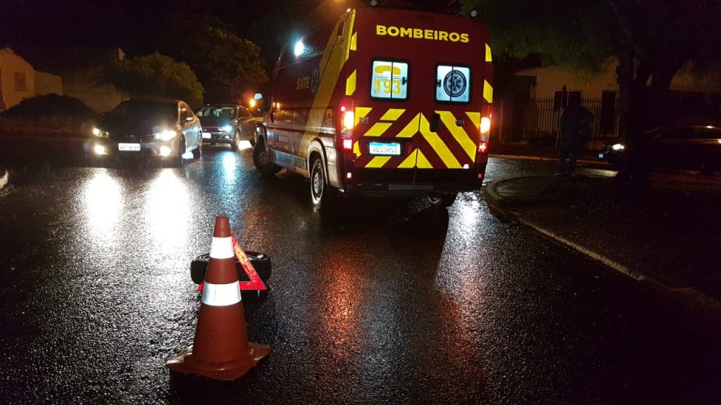 Veículos batem em cruzamento no Bairro Santa Cruz; Siate foi mobilizado para atendimento