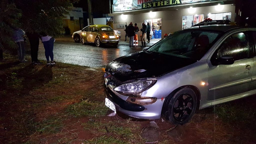 Três veículos se envolvem em acidente de trânsito no Bairro Universitário