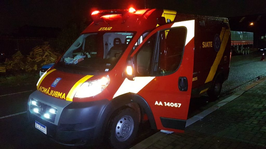 Homem de 50 anos fratura a perna após cair de moto na Rua Minas Gerais, no Bairro São Cristóvão