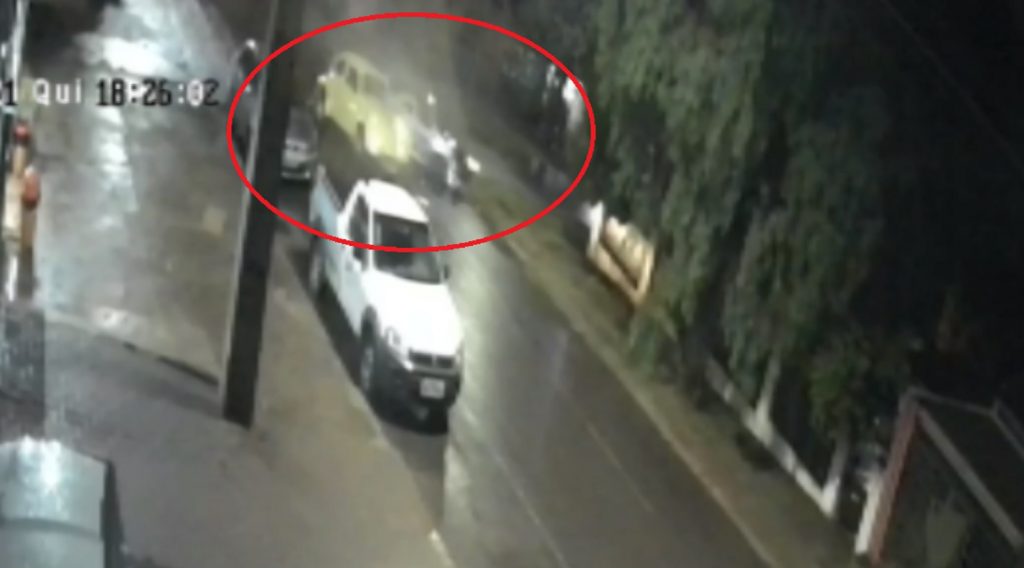 Vídeo mostra batida entre Fusca e Peugeot no Bairro Universitário; Strada também foi atingida