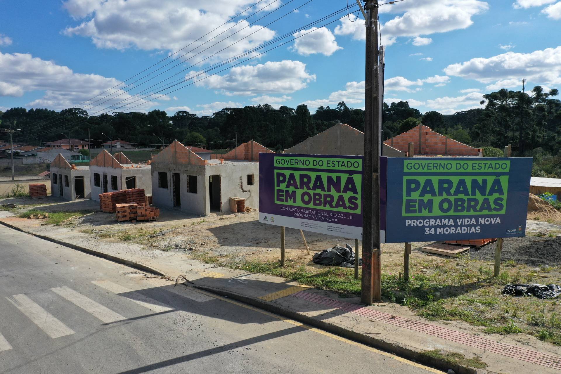 Novas casas em Rio Azul vão atender famílias com renda de até três salários mínimos Imagem referente a Novas casas em Rio Azul vão atender famílias com renda de até três salários mínimos