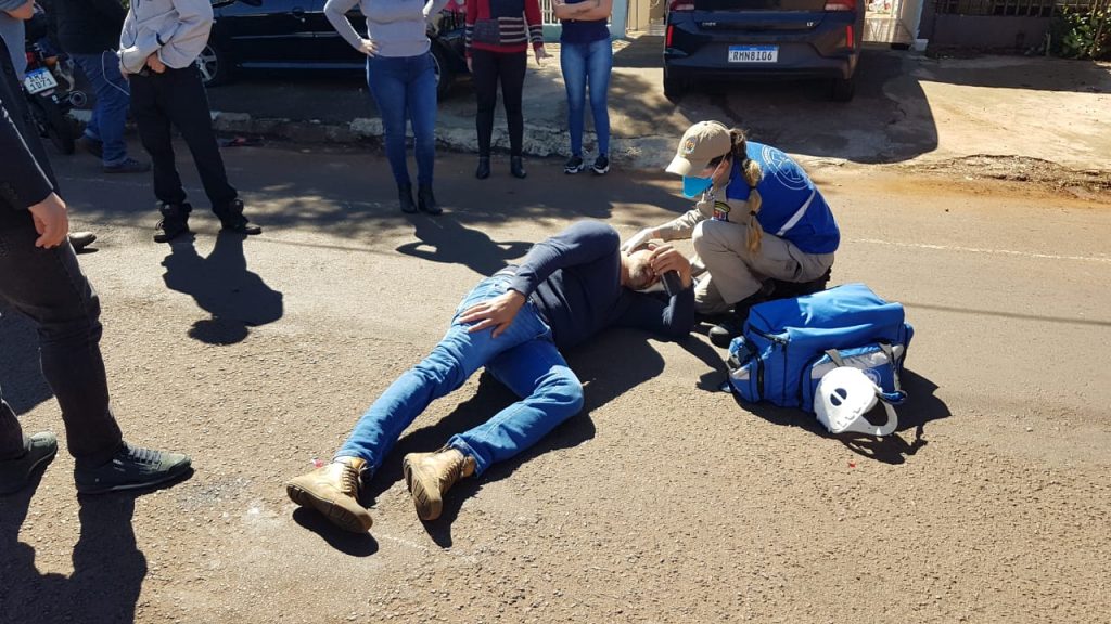 Homem de 40 anos fica ferido após colisão entre carro e moto no Bairro São Cristóvão