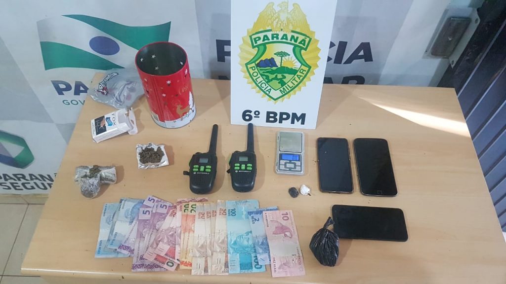 PM apreende entorpecentes, radiocomunicadores e dinheiro em ação contra o tráfico de drogas no Bairro Periolo