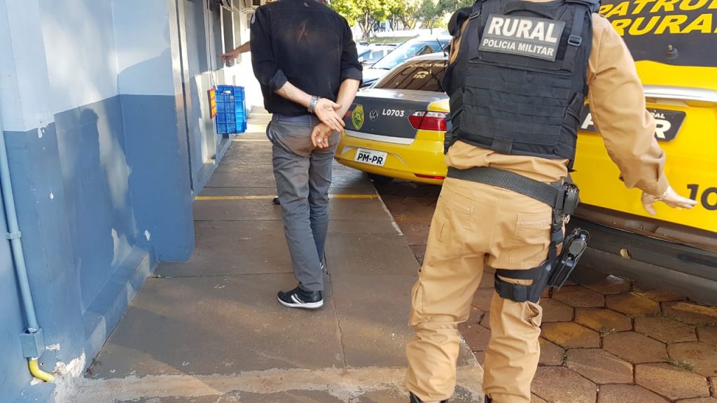 Homem com mandado de prisão em aberto por furto é preso pela Patrulha Rural da PM no Bairro Canadá