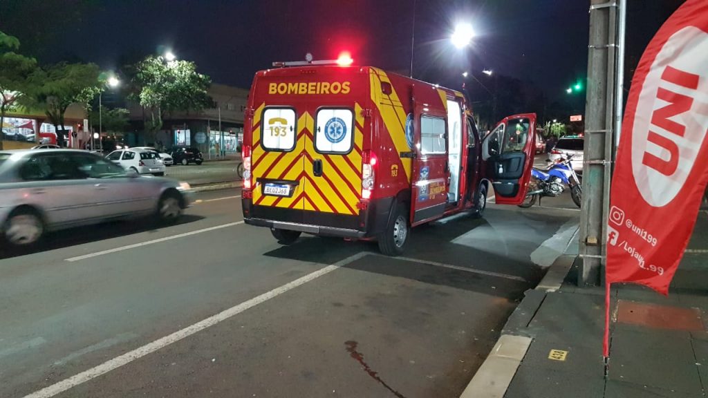 Jovem de 23 anos fica ferido em acidente entre carro e moto na Avenida Brasil, no Centro