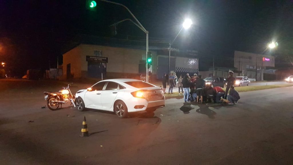 Forte colisão entre Civic e motocicleta mobiliza equipes do Siate e PM até a Avenida Rocha Pombo