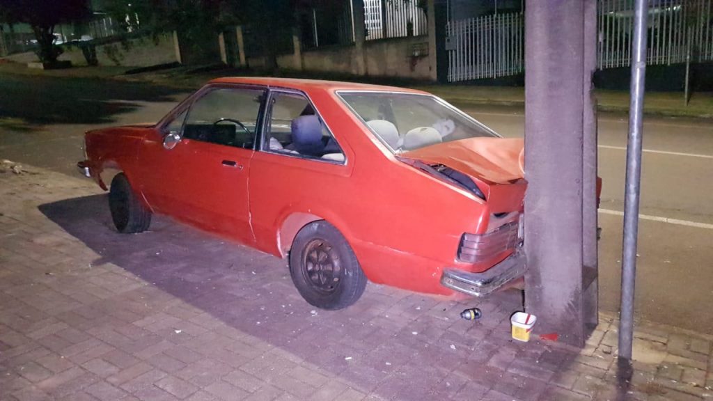 Corcel bate em poste na Rua Pio XII, no Centro e motorista dorme dentro de veículo