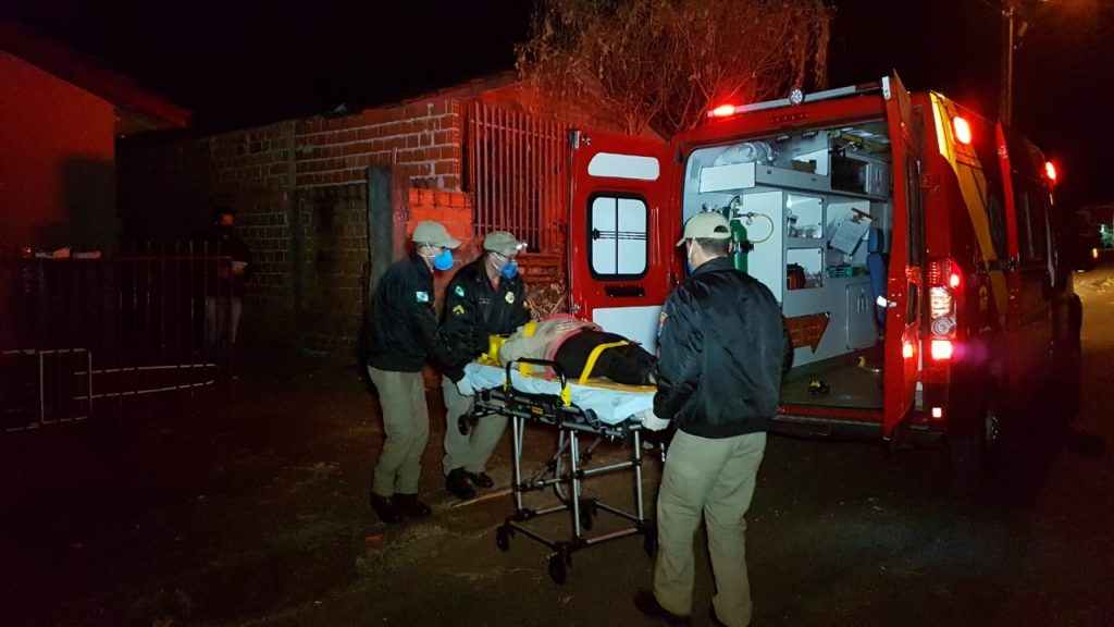 Socorristas e médico do Siate atendem gestante que caiu dentro de casa no Bairro Interlagos