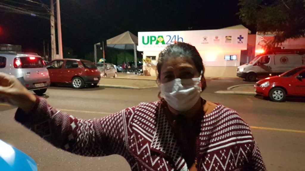 Mulher pede ajuda para que a mãe idosa seja transferida da UPA para um hospital