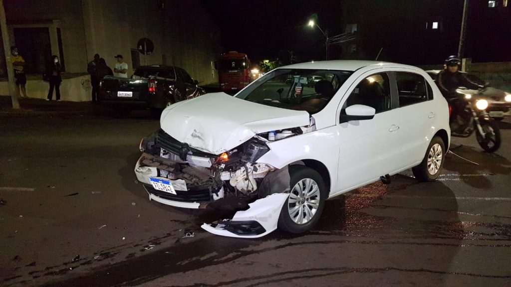 Forte colisão de trânsito envolve dois carros na esquina das ruas Vitória e Manoel Ribas, na Neva