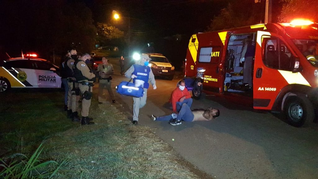 Durante confusão e portando uma faca, homem investe contra policial e acaba baleado na perna no Bairro Claudete