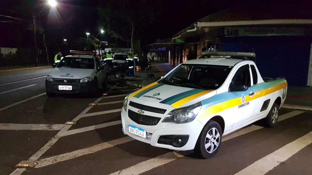 Transitar apreende sete veículos irregulares em fiscalizações de trânsito na Rua Barão do Cerro Azul
