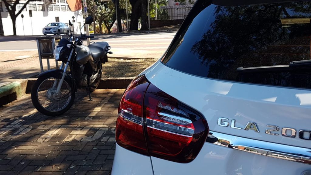 Motociclista fica ferido em colisão traseira na Avenida Brasil; condutora do carro envolvido o levou à UPA Brasília