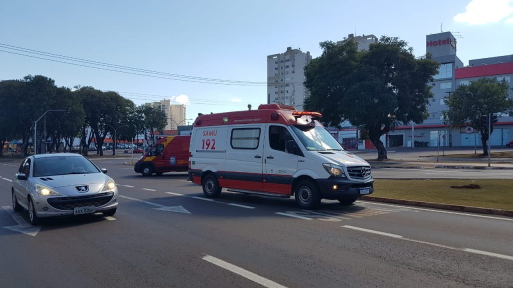 Colisão entre carro e moto deixa duas pessoas feridas na Avenida Brasil; Siate e Samu foram mobilizados