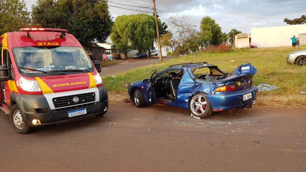 Colisão entre Mazda MX3 e caminhonete Ranger deixa mulher de 48 anos ferida na região do Bairro Santa Cruz