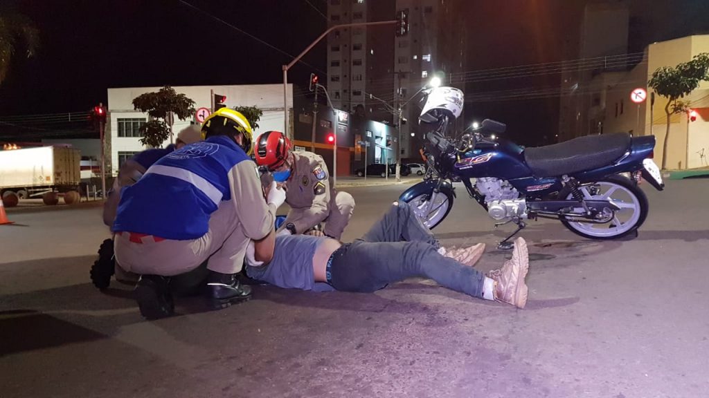 Motociclista fica ferido em acidente de trânsito no Bairro São Cristóvão Motociclista fica ferido em acidente de trânsito no Bairro São Cristóvão