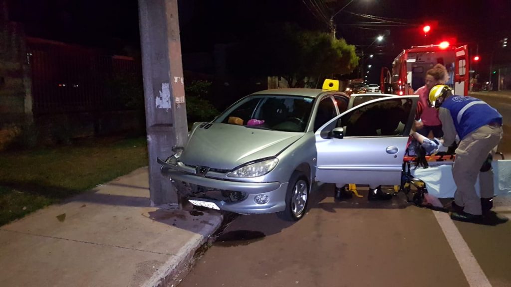 Condutora de Peugeot atinge poste na Avenida das Pombas e fica ferida Condutora de Peugeot atinge poste na Avenida das Pombas e fica ferida