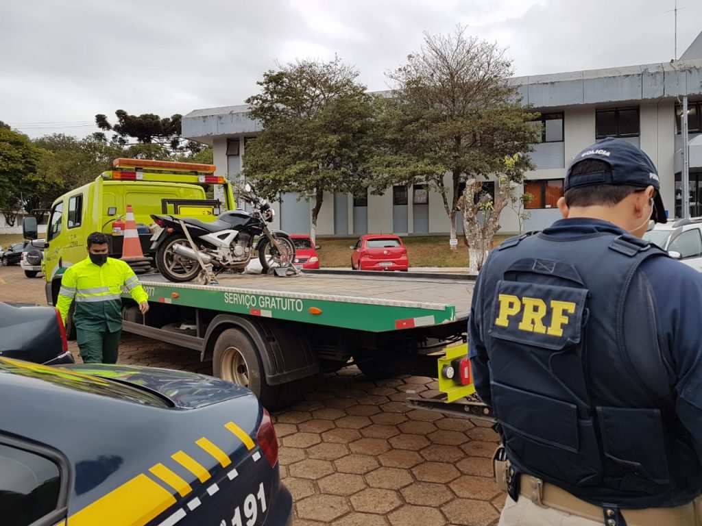 Motocicleta furtada em Maringá é localizada na BR-277, no Trevo da Portal, em Cascavel Motocicleta furtada em Maringá é localizada na BR-277, no Trevo da Portal, em Cascavel